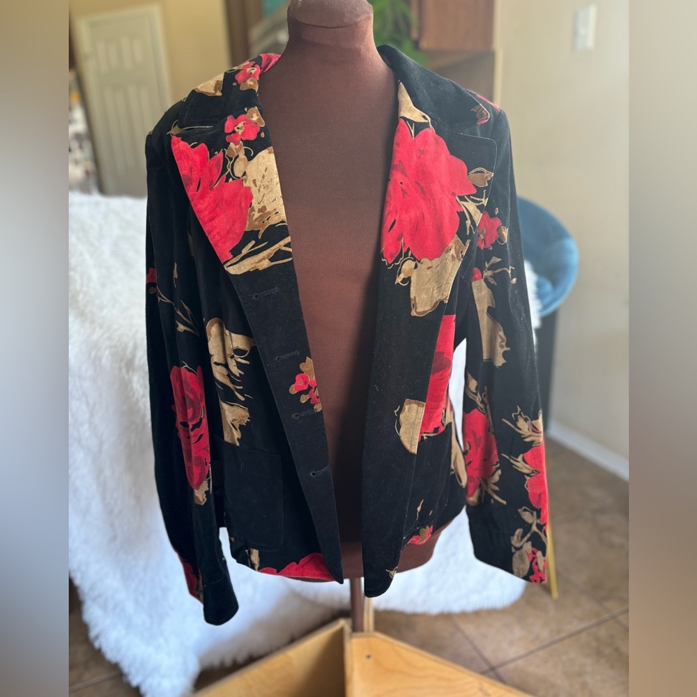 Beautiful velvety blazer with rose print. Perfect if you’re looking for Bold!
